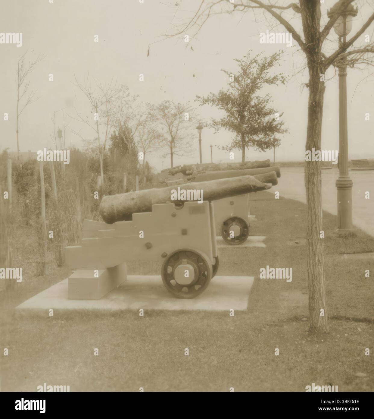 Birmingham, Coronet camera Co., Londra, Sunbeam Tours Ltd., Québec, Dearden Holmes, J., 6 "Picturescope" Views of Quebec, Plains of Abraham, Quebec, Canada, Cannons at the Plains of Abraham in Québec, Birmingham, recto-Printed, stereografo, stereofoto, foto, 6836, altezza 82 mm, larghezza 114 mm, inglese, fotografo, 1924 - 1926, carta fotografica, carta fotografica, stampa gelatinisilver, sviluppo stampa gelatina, pubblicazione (evento), pubblicazione, editore, pubblicazione (evento), editore Foto Stock