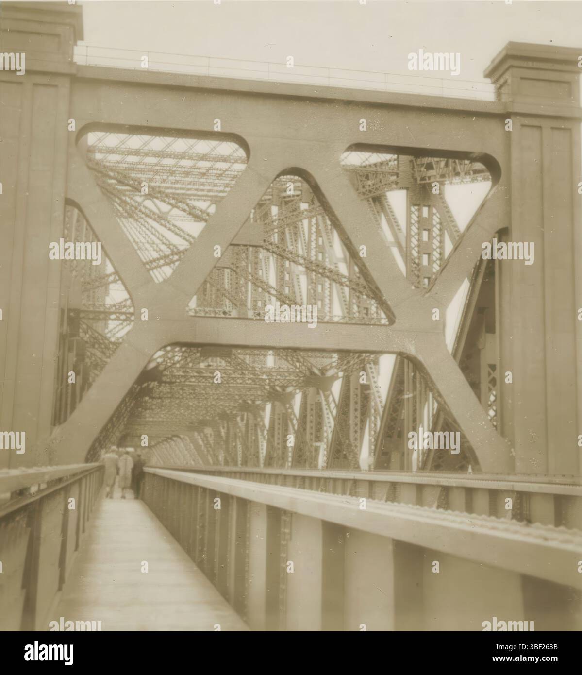 Birmingham, Coronet camera Co., Londra, Sunbeam Tours Ltd., Québec, Dearden Holmes, J., 6 "Picturescope" Views of Quebec, The Quebec Bridge, Quebec, Canada, Voetpad Over de Québecbrug, Birmingham, stampa retto, stereografo, stereofoto, foto, 6800, altezza 82 mm, larghezza 114 mm, inglese, fotografo, 1924 - 1926, carta fotografica, carta fotografica, stampa in argento gelatina, sviluppo gelatina argento stampa, pubblicazione (evento), pubblicazione, editore, editoria, editore Foto Stock