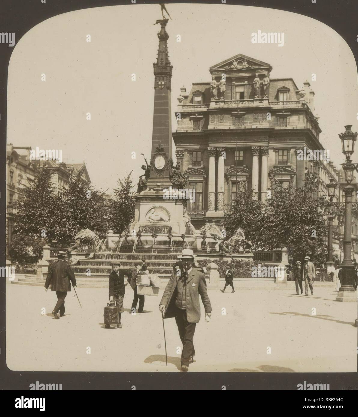 New York, White, H.C. & Co., Bruxelles, Place de Brouckere e Auspach Fountain, Belgio, Vista sulla Brouckère Square con la Anspach Fountain a Bruxelles, New York (città), verso - scritto a mano, stereografo, stereofoto, foto, Copyright 1908 di H. C. White Co., recto - stampato, il ' PERFEC' STEREGRAPH. (Marchio commerciale). / EDIZIONE de LUXE. Brevettato 14 aprile 1903., 6711, (35), luglio - agosto 1910 10, altezza 88 mm, larghezza 178 mm, fotografo, 1908 - 1908, cartone, carta fotografica, carta fotografica, stampa in argento gelatini, Development gelatin Silver Printing, pubblicazione (evento), pubblicazione, Amer Foto Stock