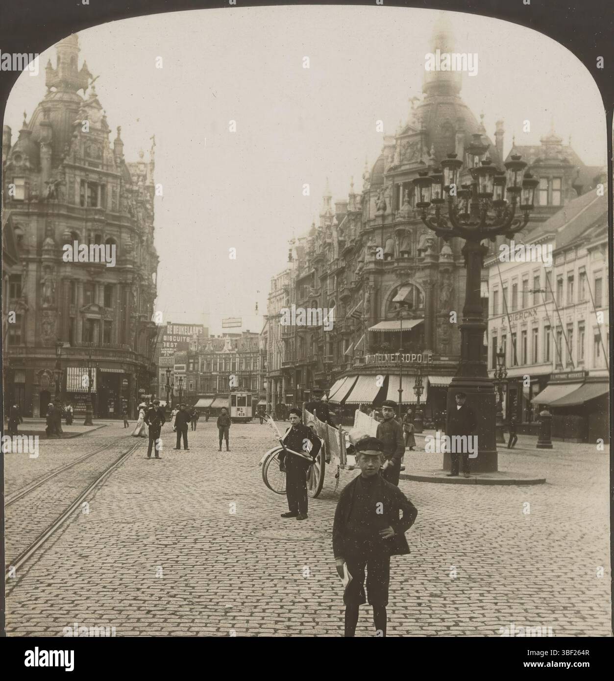 New York, White, H.C. & Co., Anversa, Avenue de Keyser, dalla stazione, Belgio, Vista della Keyserle dalla stazione ferroviaria di Anversa, New York (città), recto - stampato, stereografo, stereofoto, foto, 6727, (16), Copyright 1909 di H. C. White Co., The ' PERFEC' STEREOGRAPH. (Marchio commerciale). / EDIZIONE de LUXE. Brevettato 14 aprile 1903., altezza 89 mm, larghezza 179 mm, fotografo, 1909 - 1909, cartone, carta fotografica, carta fotografica, stampa in argento gelatini, sviluppo gelatina argento stampa, pubblicazione (evento), pubblicazione, americano, editore, stampa in argento gelatina, gelatina di sviluppo sil Foto Stock