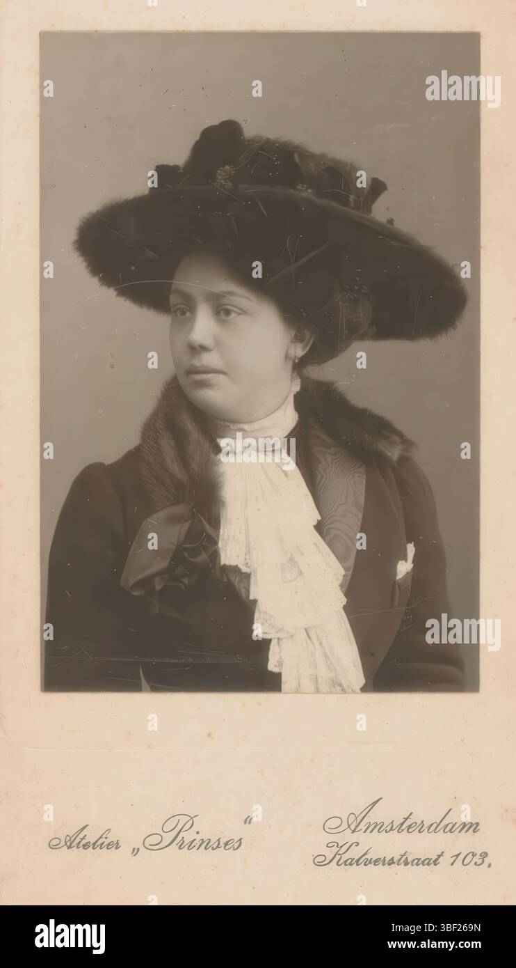 Amsterdam, Atelier Princess, Studio Portrait of an unknown Woman, Amsterdam, fotografia, foto, altezza 89 mm, larghezza 59 mm, fotografo, 1895 - 1910, cartone, carta fotografica, carta fotografica, stampa in argento gelatina, stampa in argento gelatina di sviluppo Foto Stock