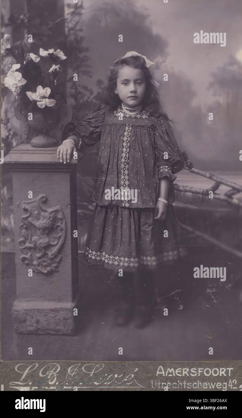 Amersfoort, Serré, L.B.J., Studio Ritratto di una ragazza sconosciuta, fotografia, foto, altezza 149 mm, larghezza 100 mm, olandese, 1876-02-19 - 1960-06-05, fotografo, 1885 - 1900, cartone, carta fotografica, carta fotografica, stampa con collodion diurno Foto Stock