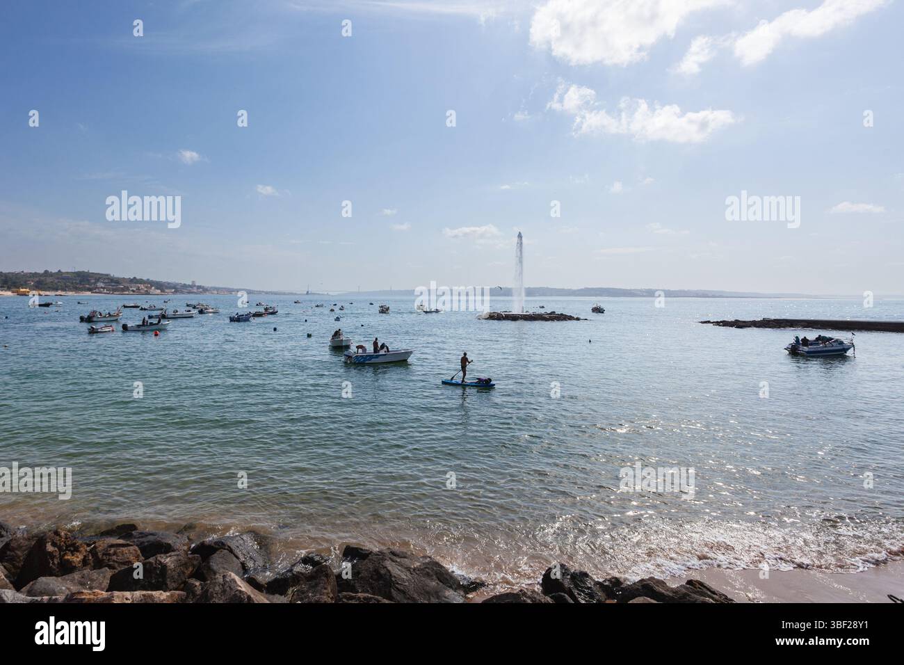 Praia Velha o Praia dos Pescadores, una piccola spiaggia di pescatori a Paco de Arcos, famosa per le sue alte acque di Geiser e le viste mozzafiato del Tago. Foto Stock