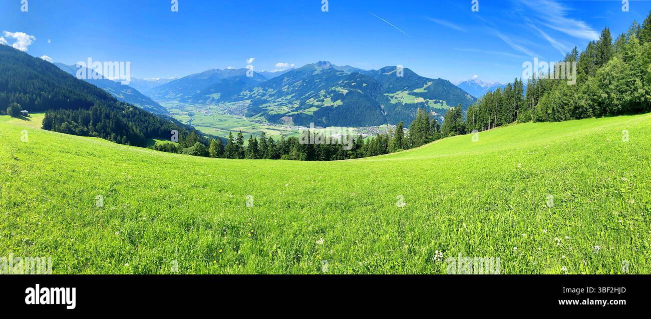 Paesaggio montano nelle giornate di sole. Valle di Zillertal, Austria. Foto Stock