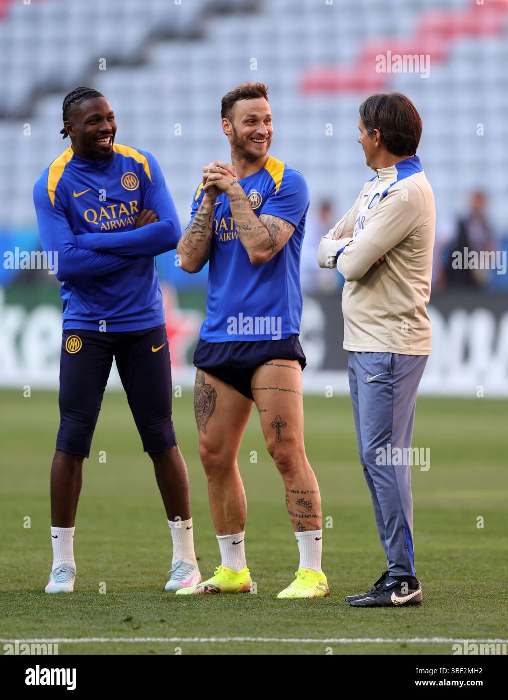 Marcus Thuram dell'Inter Milan e Marko Arnautovic dell'Inter Milan con l'allenatore dell'Inter Milan Simone Inzaghi durante la sessione di allenamento della finale di UEFA Champions League presso la Munich Football Arena di Monaco. Data immagine: 30 maggio 2025. Il credito per immagini dovrebbe essere: David Klein/Sportimage Credit: Sportimage Ltd/Alamy Live News Foto Stock