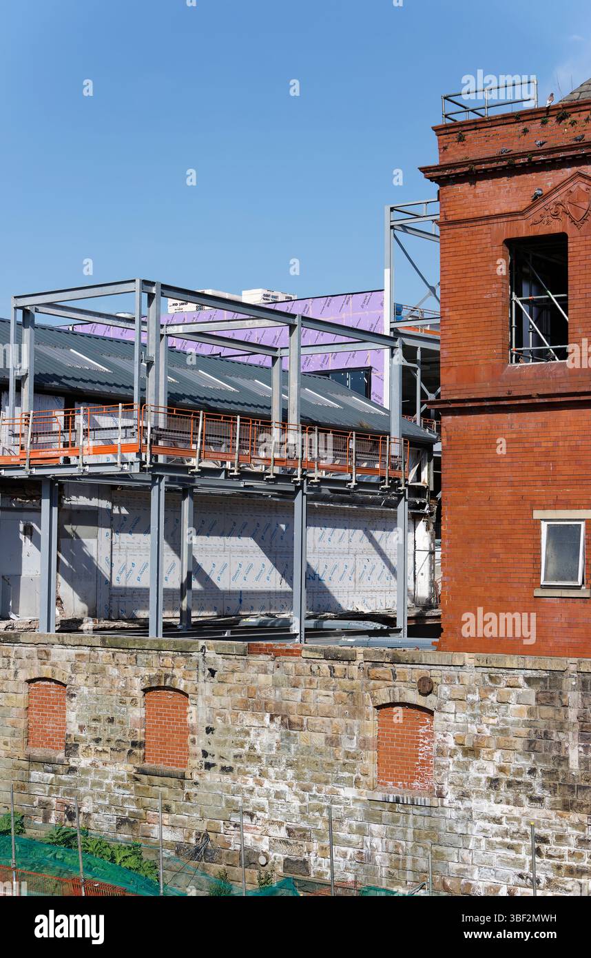 Radcliffe, sito di costruzione di collegamenti con hub civico, con telaio in acciaio a scheletro, a Greater manchester, regno unito Foto Stock