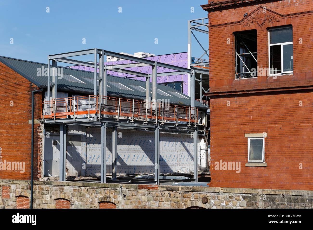 Radcliffe, sito di costruzione di collegamenti con hub civico, con telaio in acciaio a scheletro, a Greater manchester, regno unito Foto Stock