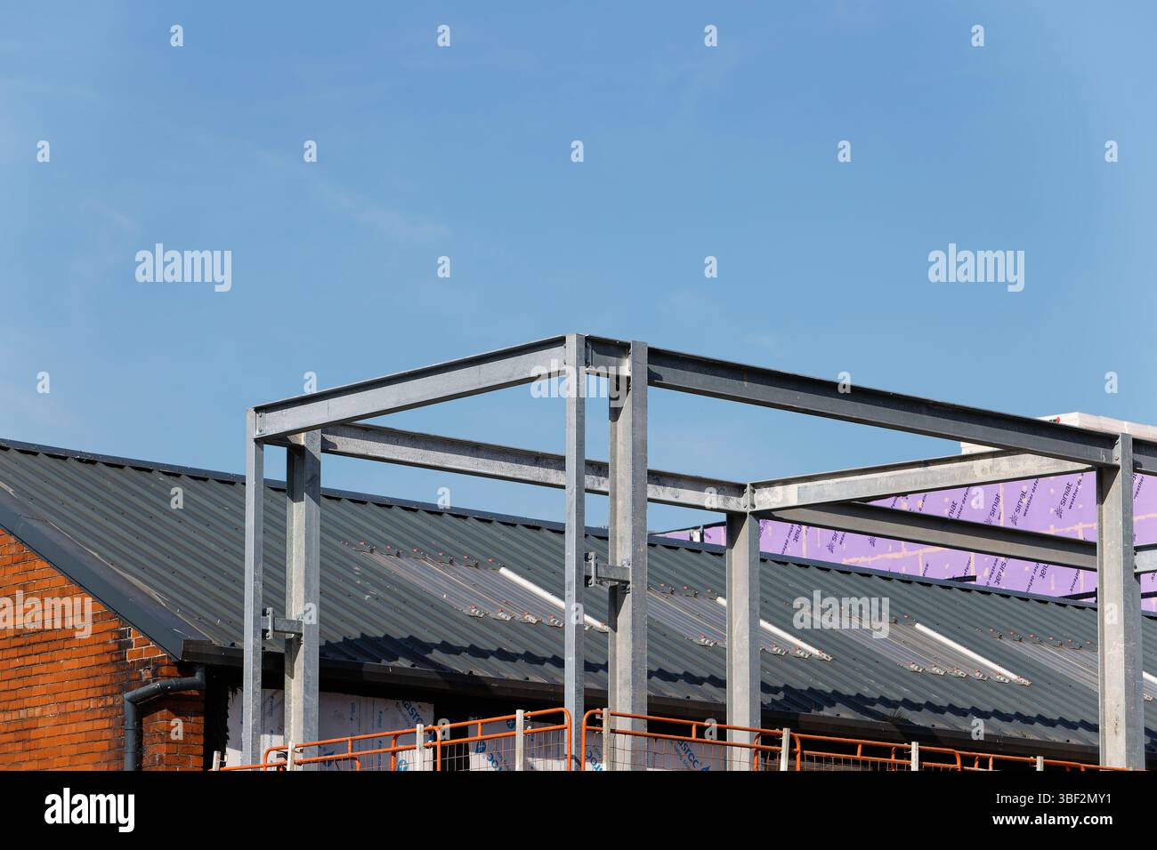 Radcliffe, sito di costruzione di collegamenti con hub civico, con telaio in acciaio a scheletro, a Greater manchester, regno unito Foto Stock