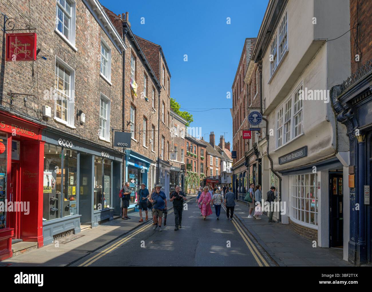 Negozi a Low Petergate, York, North Yorkshire, Inghilterra, Regno Unito Foto Stock