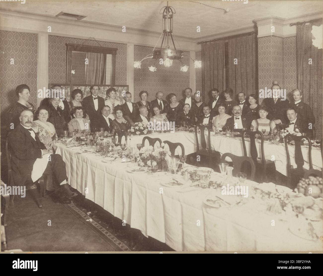 Ritratto di gruppo a cena, G.H. Breitner e altri, fotografia, foto, altezza 225 mm, larghezza 288 mm, fotografo, 1910 - 1923, primo quarto del xix secolo, carta, carta fotografica, carta fotografica, cartone, stampa in argento gelatina, stampa in argento gelatina di sviluppo Foto Stock