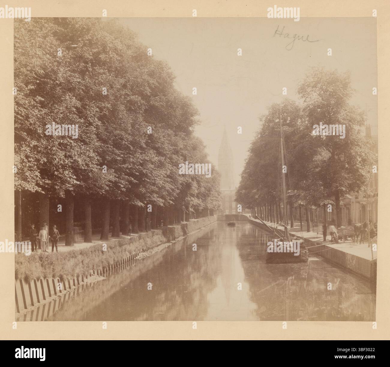 L'Aia, vista su un canale con torre della chiesa a l'Aia, l'Aia, verso - scritto a mano, fotografia, foto, topografia, l'Aia, recto - scritta a mano, parlata dalla Historical Society of Western Pennsylvania, Pittsburgh/ 1990, altezza 276 mm, larghezza 352 mm, fotografo, 1960 - 1900, carta fotografica, carta fotografica, cartone, stampa album, stampa di albumina Foto Stock