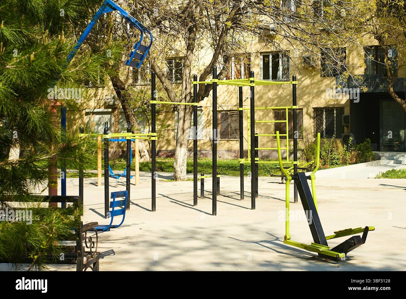Campo sportivo vuoto con barre orizzontali e parallele nel cortile di un edificio residenziale Foto Stock