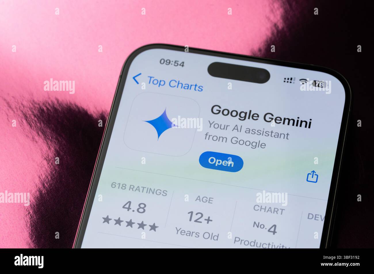 New York, USA - 22 maggio 2025: Posizionamento dell'applicazione mobile Google Gemini sullo schermo dello smartphone Vista macro ravvicinata Foto Stock