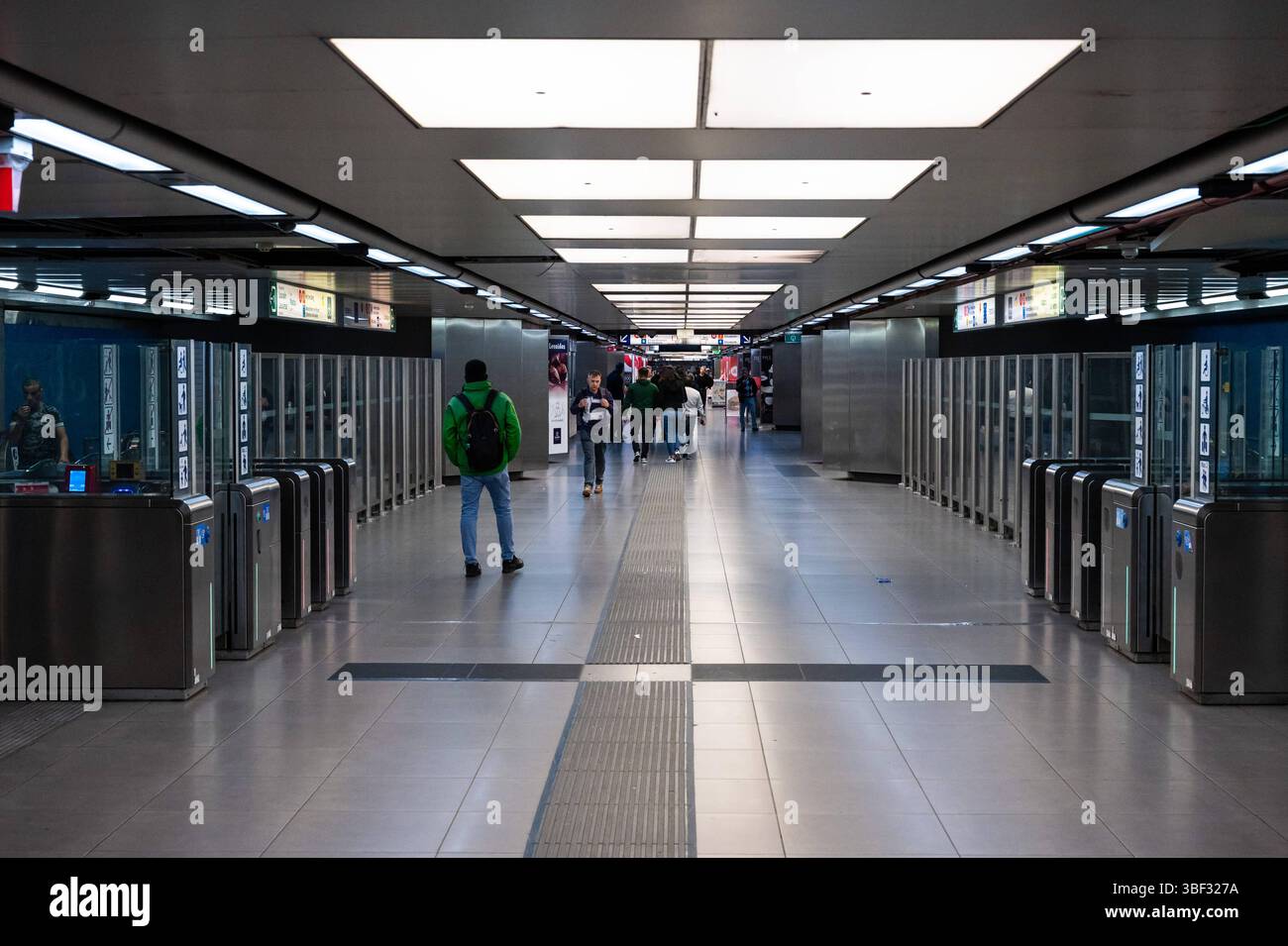 Corridoio della metropolitana e controllo dell'accesso alla biglietteria presso la stazione Madou, Saint Josse, Bruxelles, Belgio 28 maggio 2025 Foto Stock