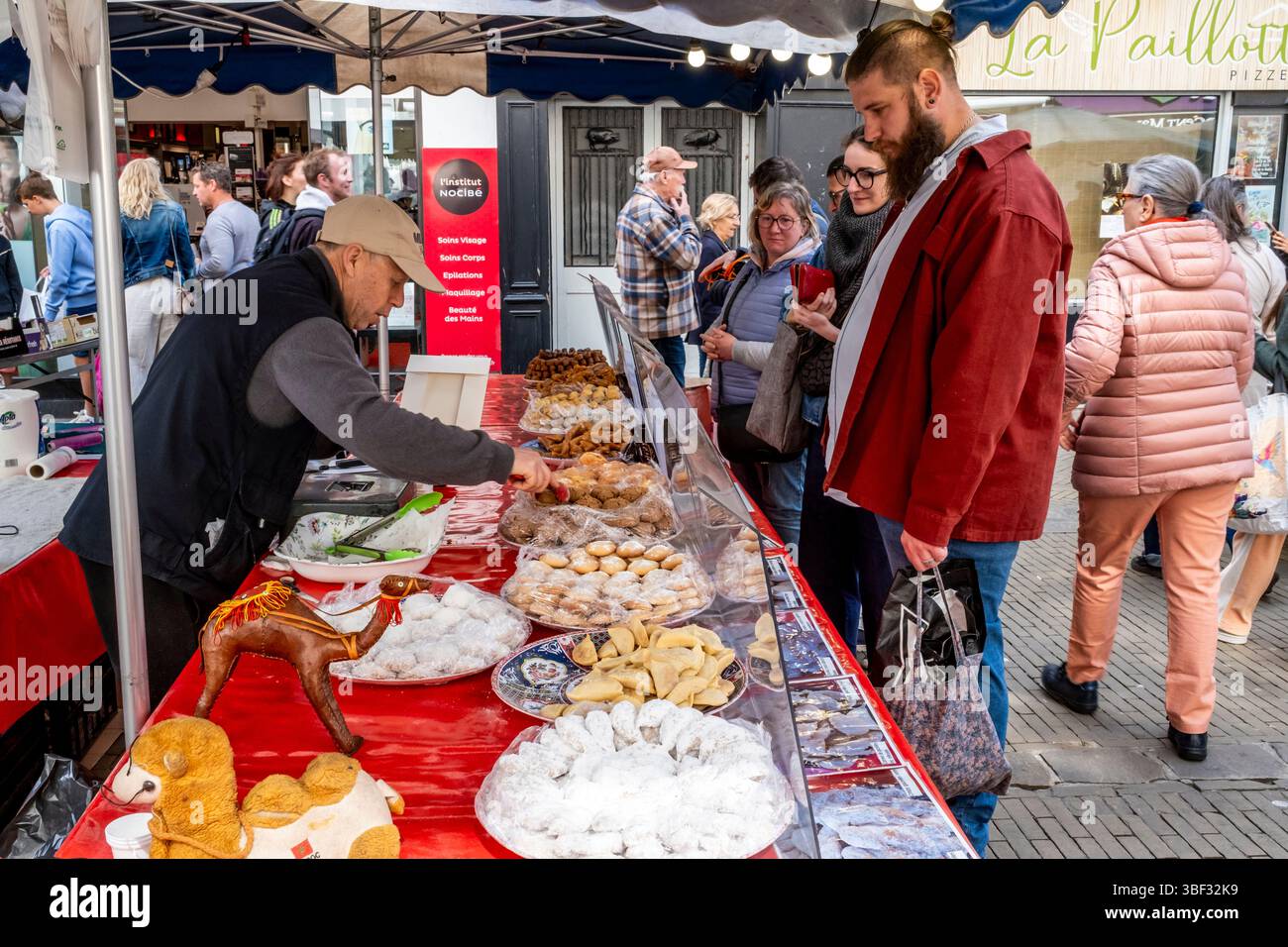 Gente del posto che acquista biscotti, torte e dolci al mercato del sabato a Dieppe, dipartimento marittimo della Senna, Francia. Foto Stock