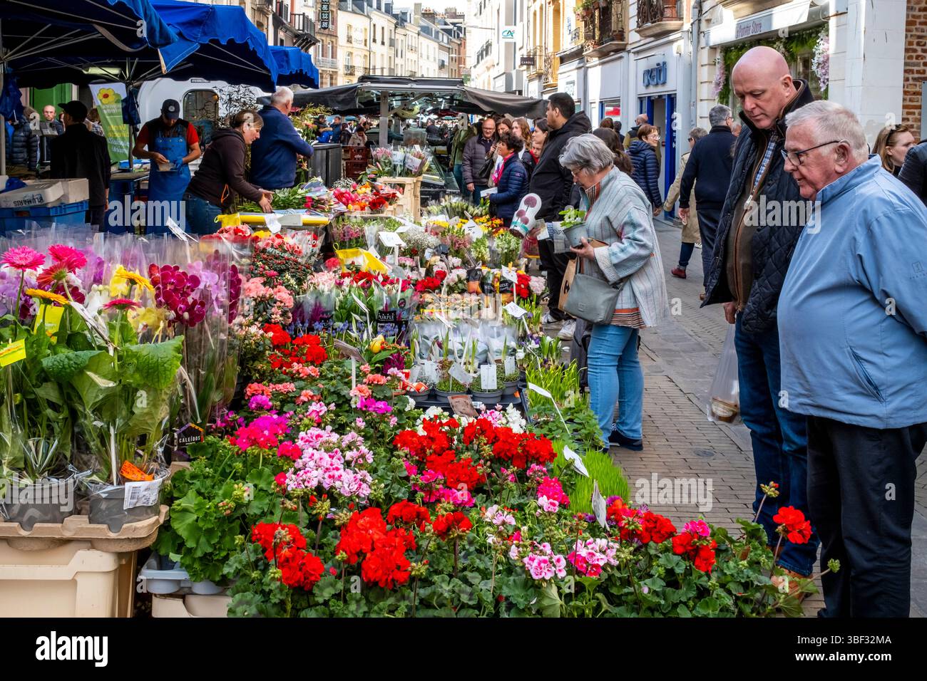 Gente del posto che acquista fiori freschi al mercato del sabato a Dieppe, dipartimento marittimo della Senna, Francia. Foto Stock
