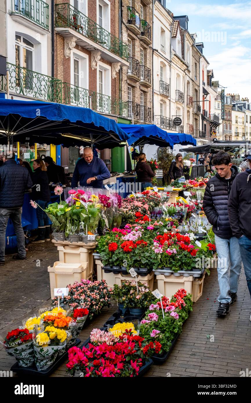 Gente del posto che acquista fiori freschi al mercato del sabato a Dieppe, dipartimento marittimo della Senna, Francia. Foto Stock