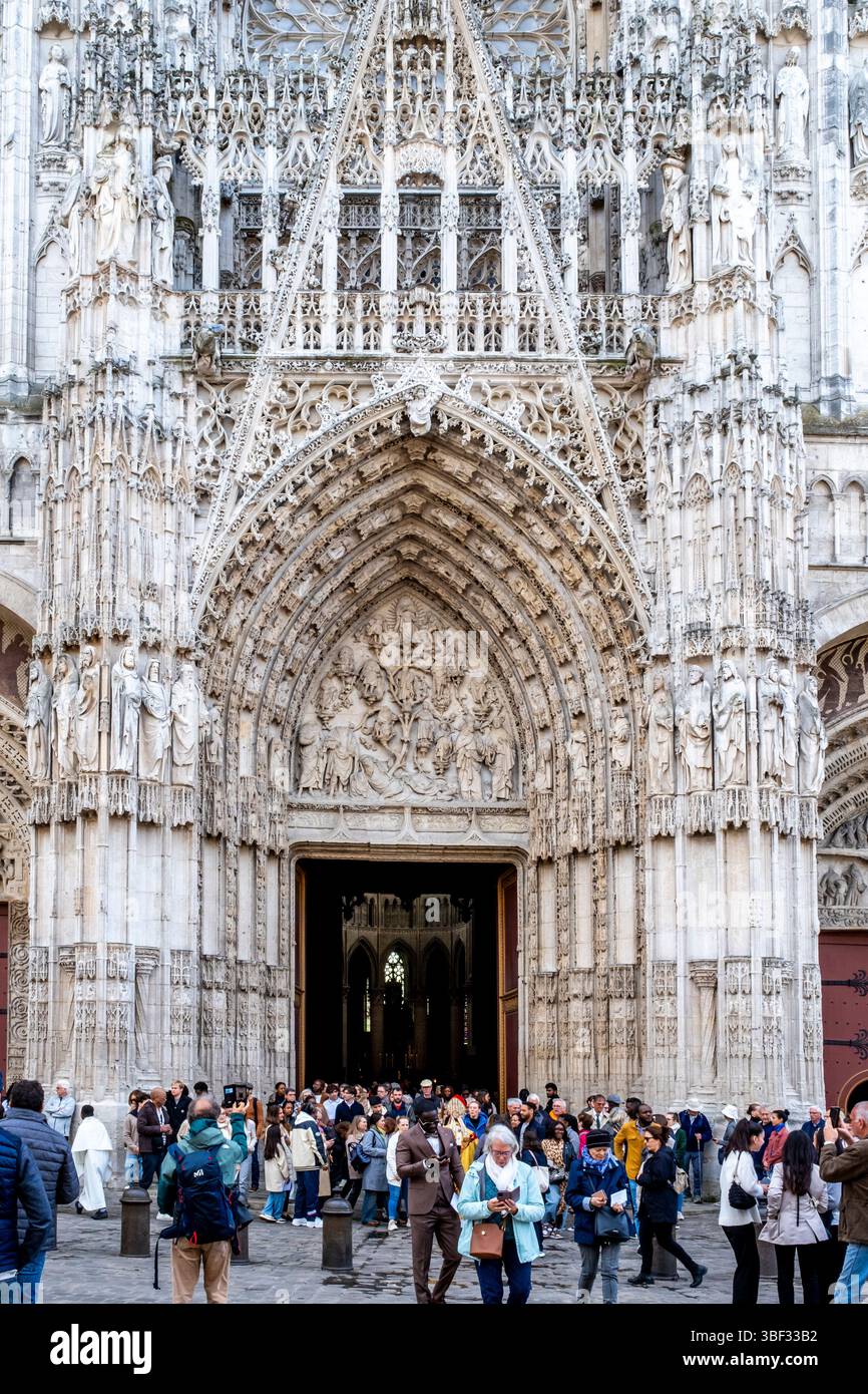 Cristiani francesi che lasciano la cattedrale di Rouen dopo un servizio domenicale di Pasqua, Rouen, Normandia, Francia. Foto Stock