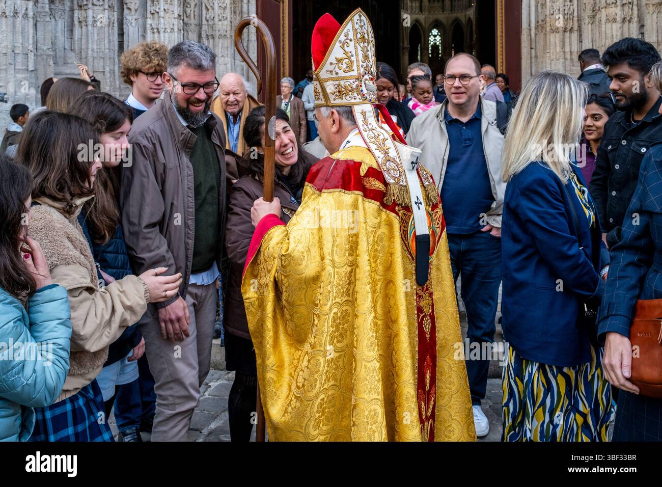 L'arcivescovo di Rouen Dominique Lebrun saluta i cattolici fuori dalla cattedrale di Rouen la domenica di Pasqua, Rouen, Normandia, Francia. Foto Stock
