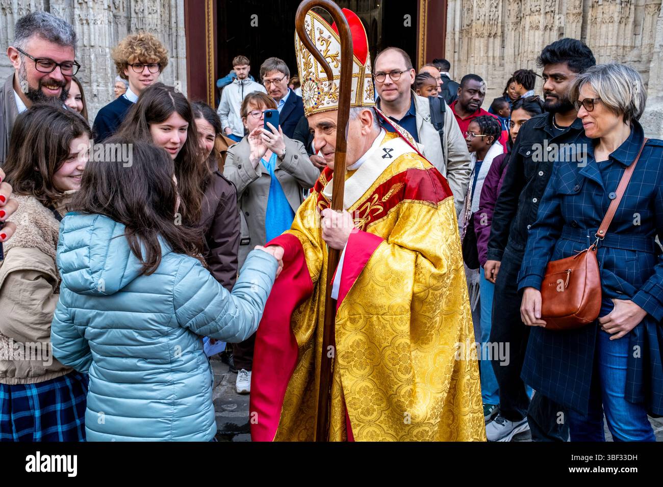 L'arcivescovo di Rouen Dominique Lebrun saluta i cattolici fuori dalla cattedrale di Rouen la domenica di Pasqua, Rouen, Normandia, Francia. Foto Stock