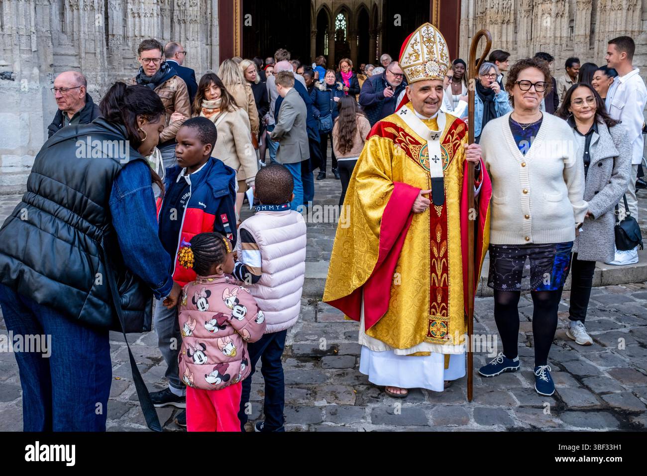 L'arcivescovo di Rouen Dominique Lebrun saluta i cattolici fuori dalla cattedrale di Rouen la domenica di Pasqua, Rouen, Normandia, Francia. Foto Stock
