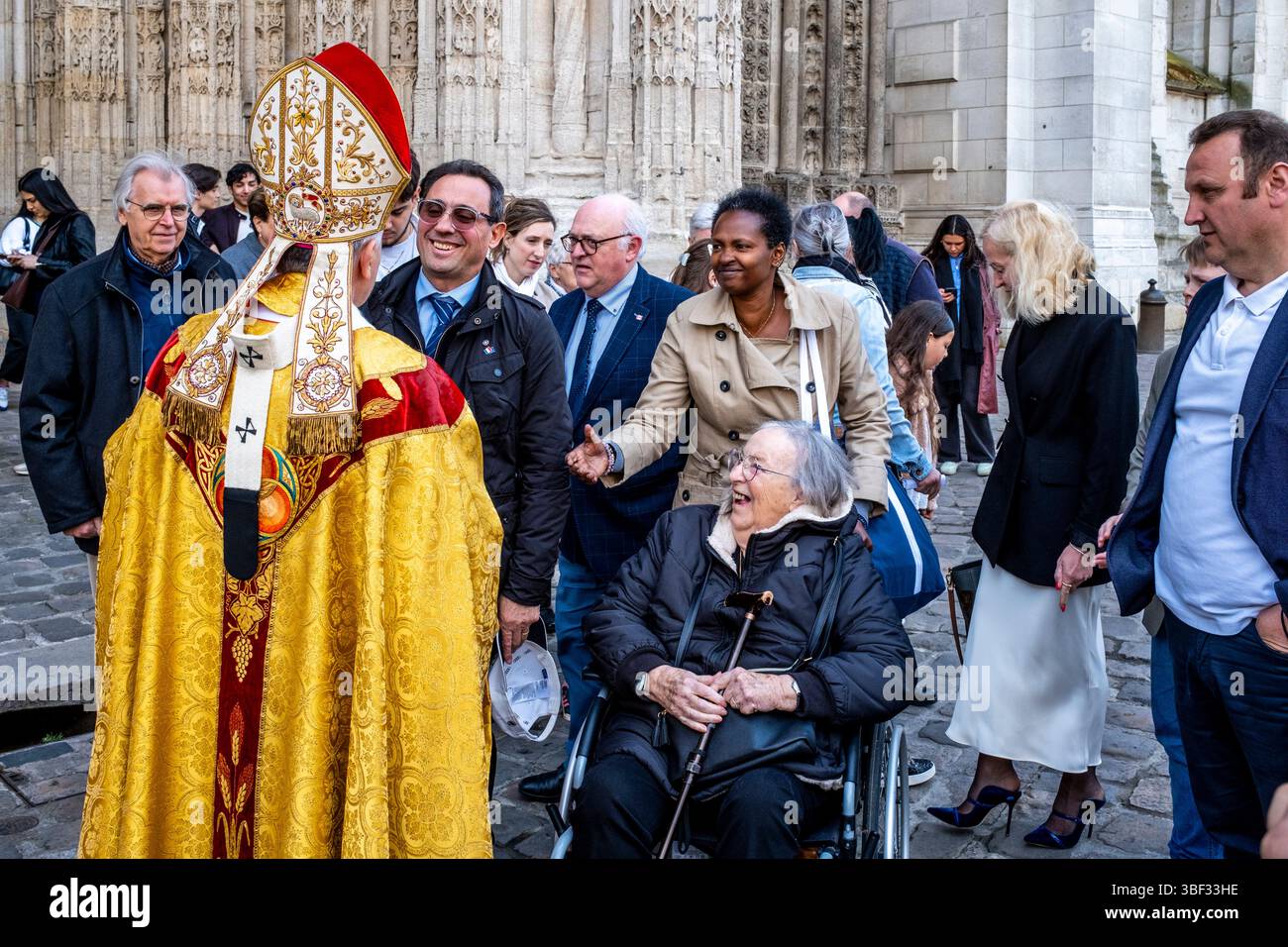 L'arcivescovo di Rouen Dominique Lebrun saluta i cattolici fuori dalla cattedrale di Rouen la domenica di Pasqua, Rouen, Normandia, Francia. Foto Stock