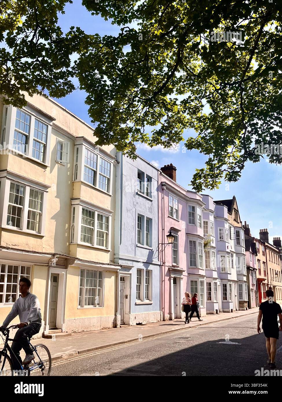 Gli edifici dall'estetica color pastello che costeggiano le strade di Oxford nell'Oxfordshire, Inghilterra, Regno Unito, Europa. - Immagine stock catturata con smartphone