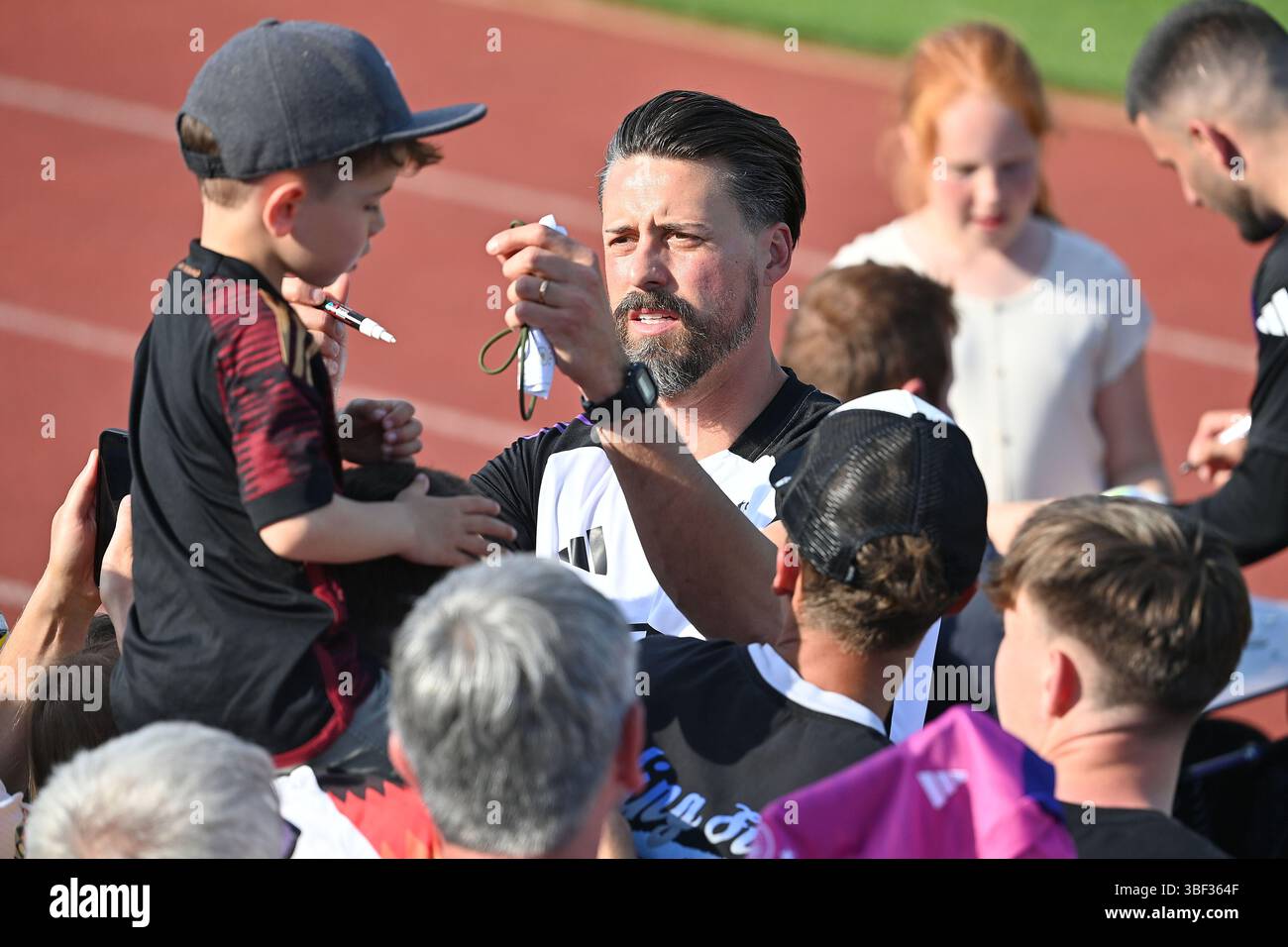 Herzogenaurach, Germania. 30 maggio 2025. Sandro Wagner (assistente allenatore GER) firma autografi con i fan. Campo di allenamento pubblico della nazionale tedesca a Herzogenaurach il 30 maggio 2025. Credito: dpa/Alamy Live News Foto Stock