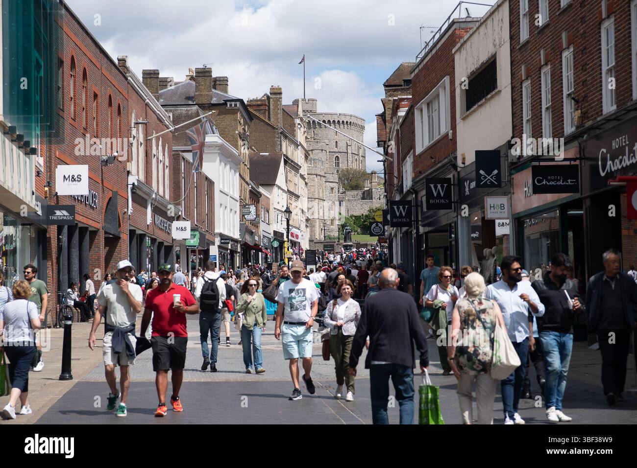 Windsor, Berkshire, Regno Unito. 30 maggio 2025. Oggi è stata una giornata calda a Windsor, Berkshire, dato che i visitatori, la gente del posto e le famiglie erano fuori a fare shopping e godersi la vacanza scolastica a metà termine. Crediti: Maureen McLean/Alamy Live News Foto Stock