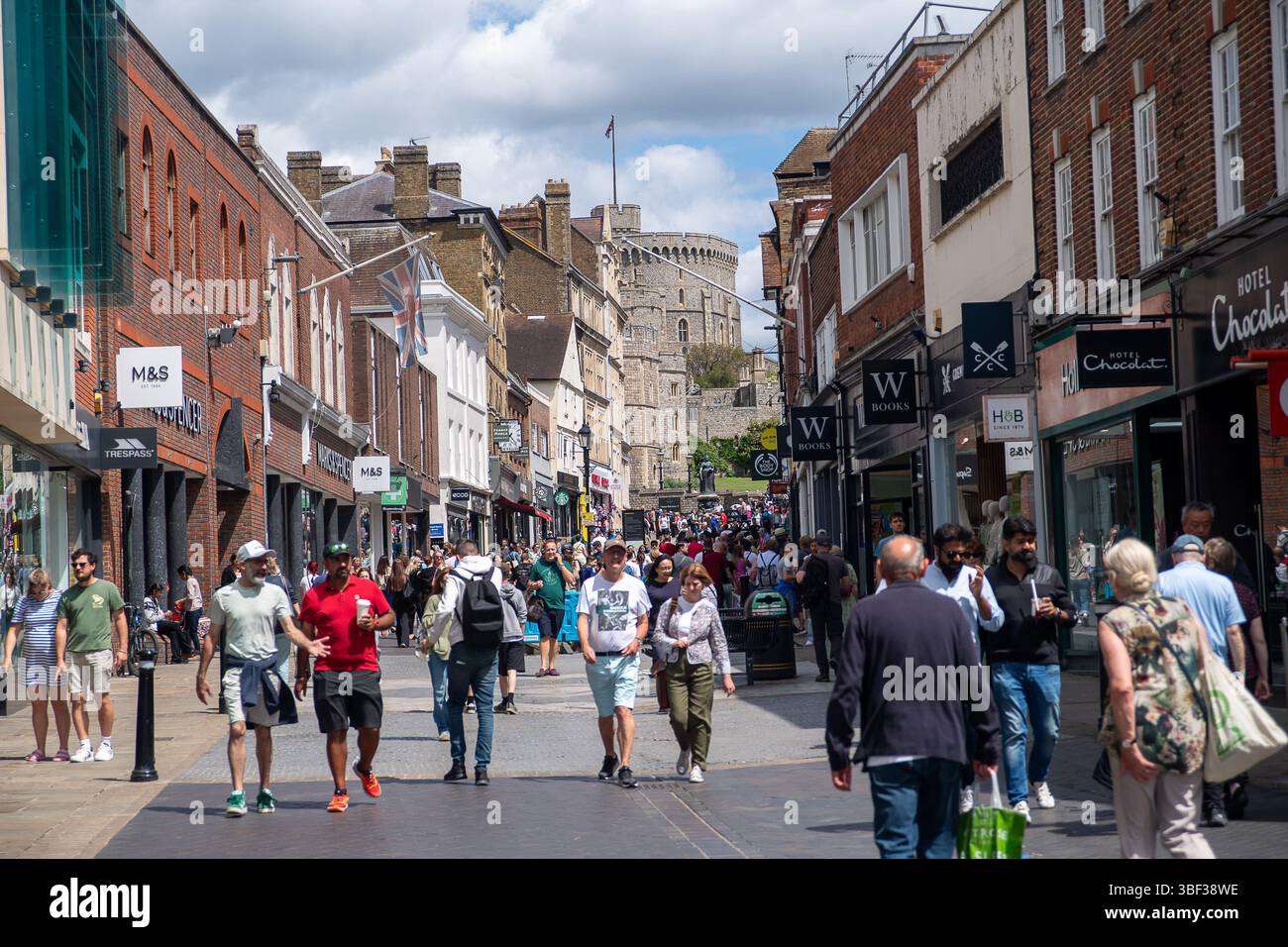 Windsor, Berkshire, Regno Unito. 30 maggio 2025. Oggi è stata una giornata calda a Windsor, Berkshire, dato che i visitatori, la gente del posto e le famiglie erano fuori a fare shopping e godersi la vacanza scolastica a metà termine. Crediti: Maureen McLean/Alamy Live News Foto Stock