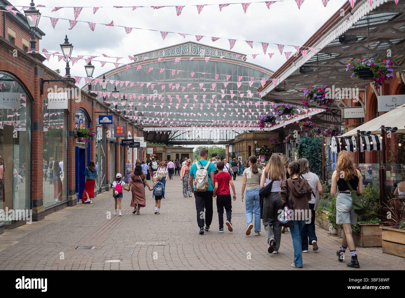 Windsor, Berkshire, Regno Unito. 30 maggio 2025. Oggi è stata una giornata calda a Windsor, Berkshire, dato che i visitatori, la gente del posto e le famiglie erano fuori a fare shopping e godersi la vacanza scolastica a metà termine. Crediti: Maureen McLean/Alamy Live News Foto Stock