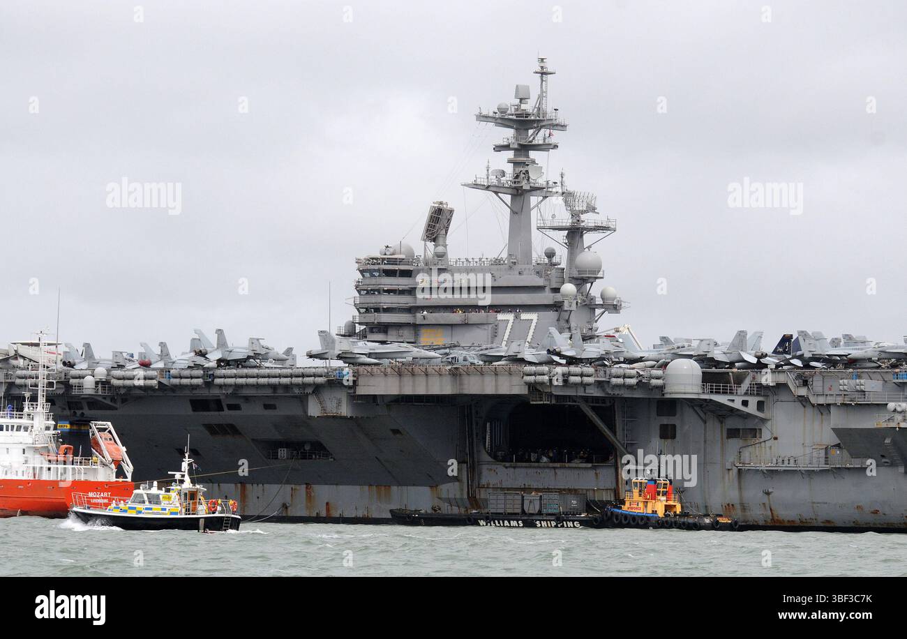 L'U.S.S. George H. W. Bush è ancorato nel Solent al largo di Gosport. Con 100.000 tonnellate e quasi 1.100 piedi di lunghezza, la portaerei classe "Nimitz" W Foto Stock