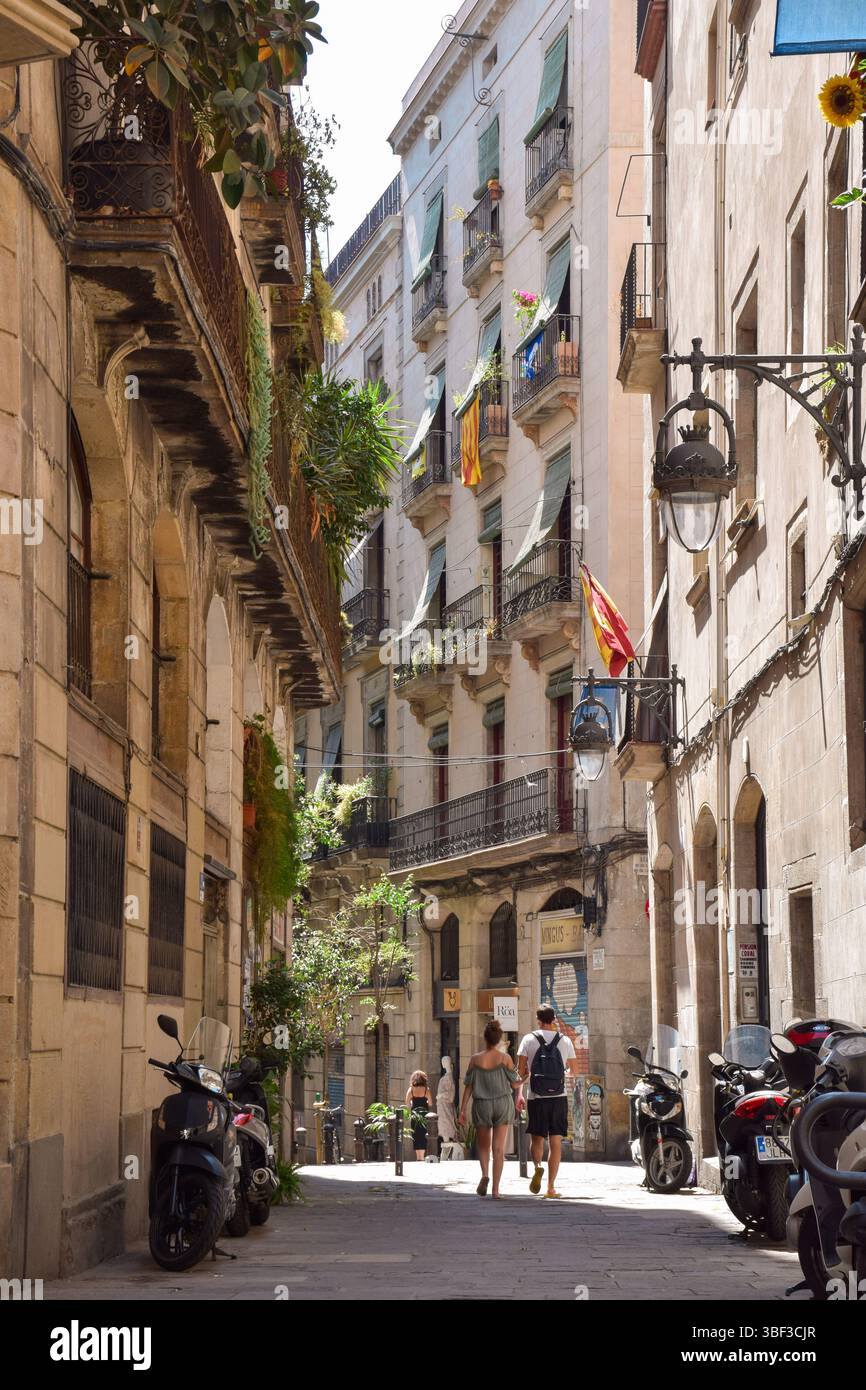 16 agosto 2017 - Barcellona, Spagna: Coppia che cammina in una tranquilla e appartata strada del centro di Barcellona Foto Stock