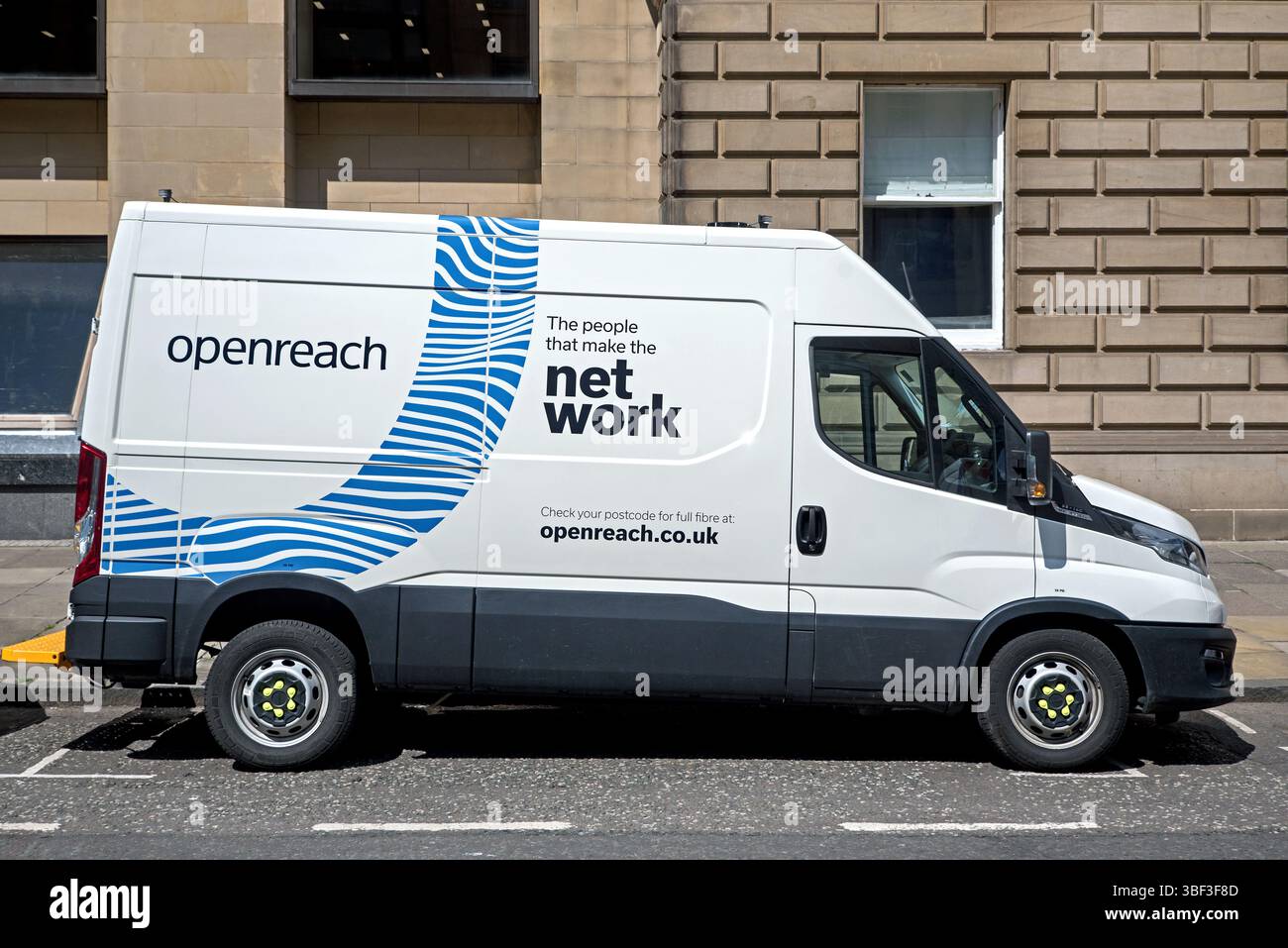 Il furgone Openreach è stato ribattezzato a Edimburgo, Scozia, Regno Unito. Foto Stock