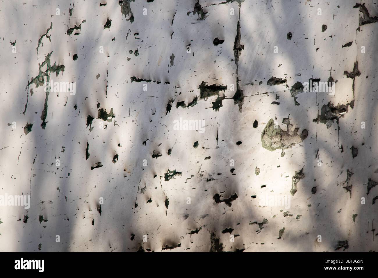 Muro di un edificio residenziale con intonaco incrinato dalla schegge dopo un attacco missilistico a Dnepr, Ucraina, tracce di distruzione e ondata di esplosione Foto Stock