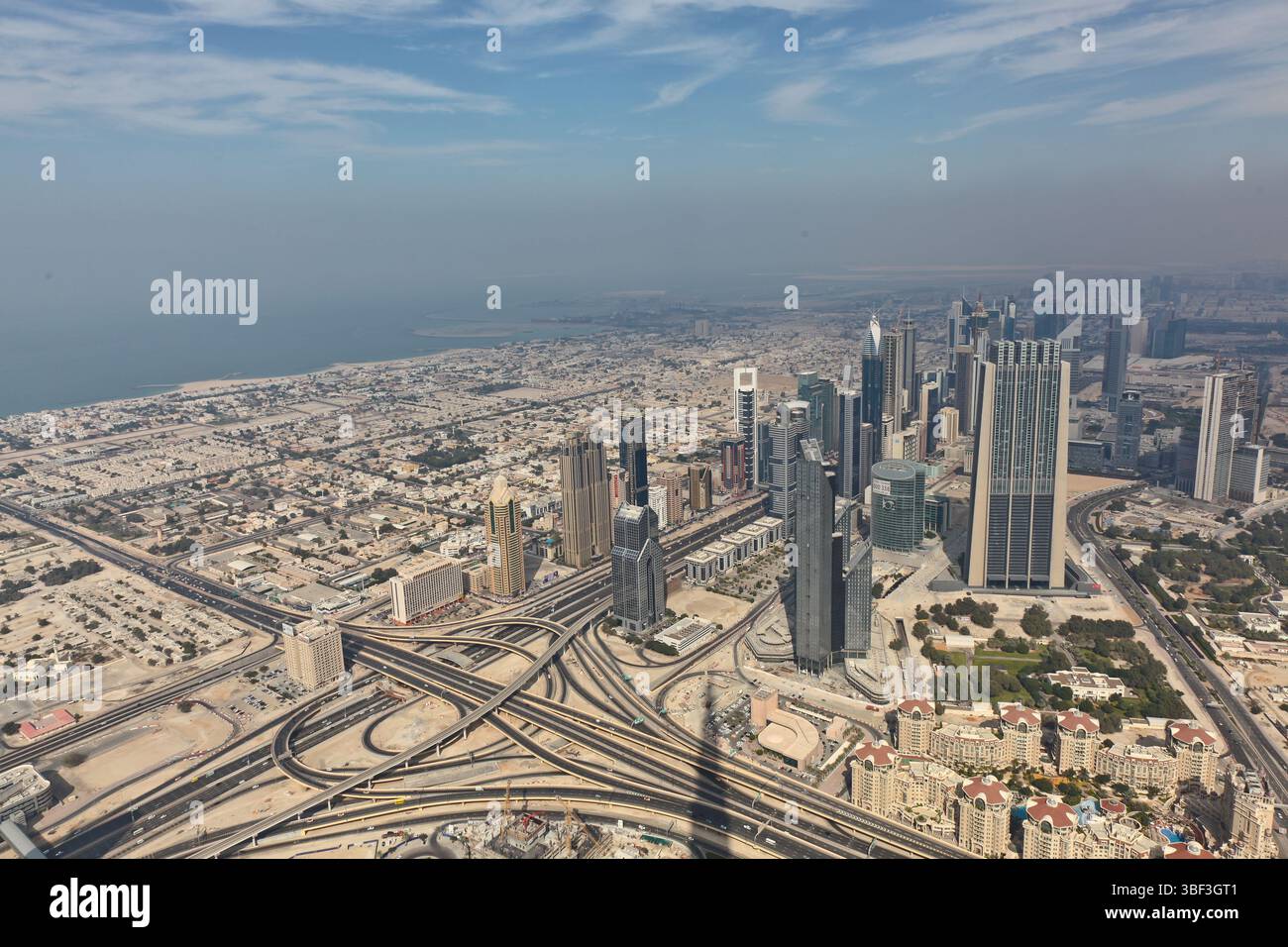 Vista di Dubai dal Burj Khalifa, prospettiva degli uccelli dall'alto Foto Stock
