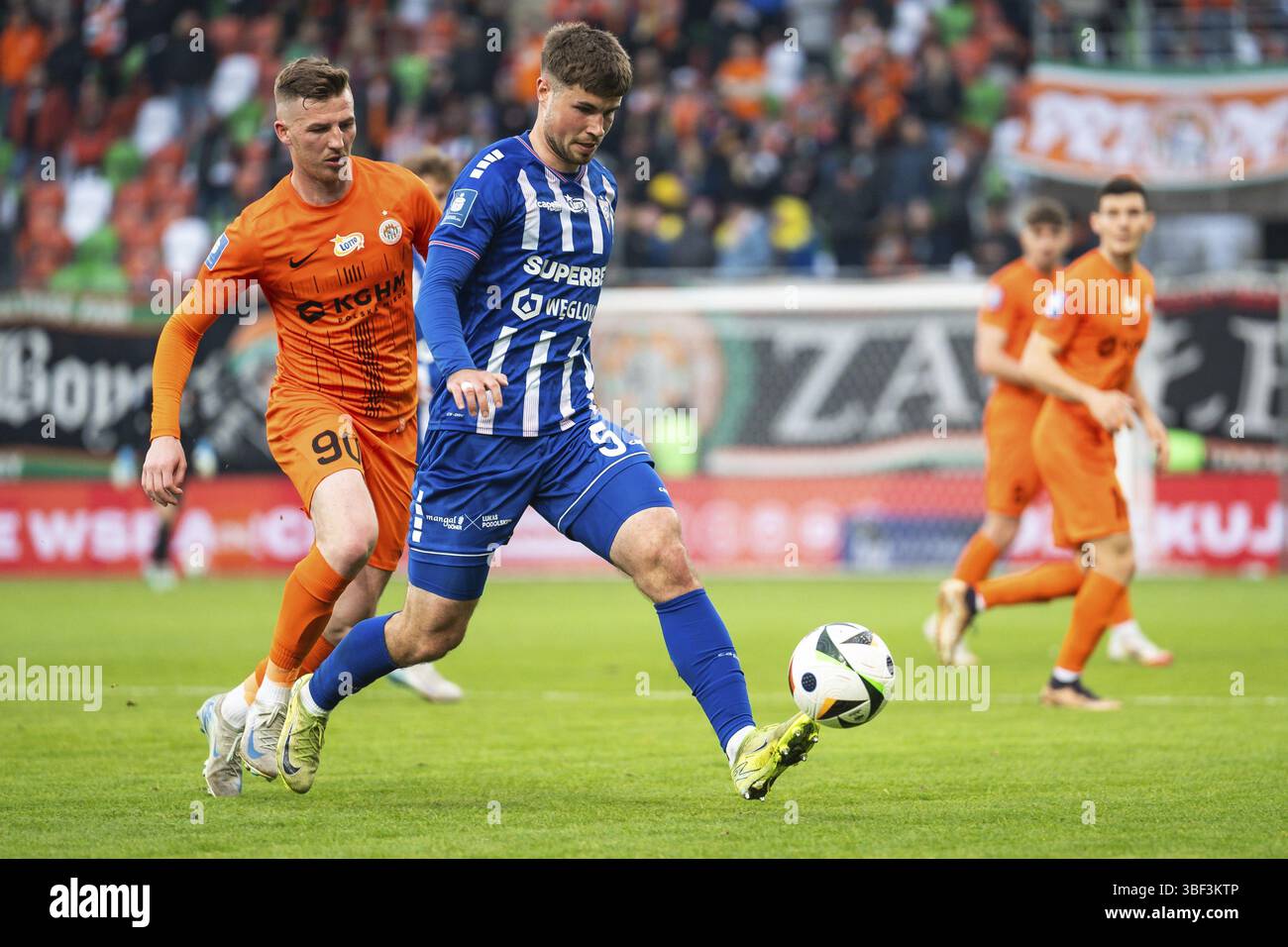 LUBIN, POLONIA - 11 APRILE 2025: Partita di calcio tra KGHM Zaglebie Lubin e Gornik Zabrze. In azione Dawid Kurminowski (L) Kryspin Szczesniak (R) Foto Stock