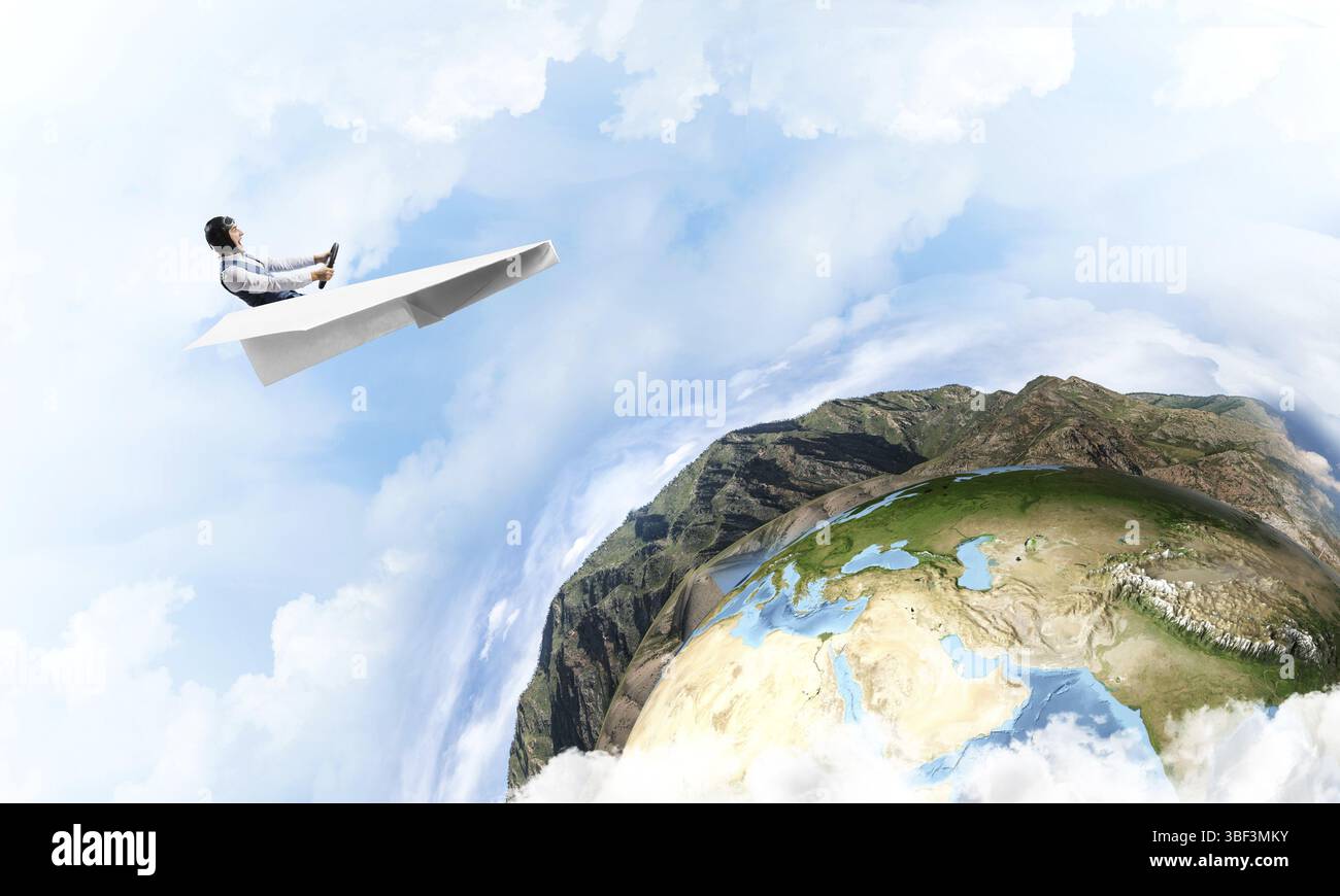 Il progetto pilota in cuoio casco e occhiali la guida carta piano su sfondo blu del cielo nuvoloso. Viaggiare in tutto il mondo. Funny Man battenti in carta di piccole dimensioni Foto Stock Il progetto pilota in cuoio casco e occhiali la guida carta piano su sfondo blu del cielo nuvoloso. Viaggiare in tutto il mondo. Funny Man battenti in carta di piccole dimensioni Foto Stock