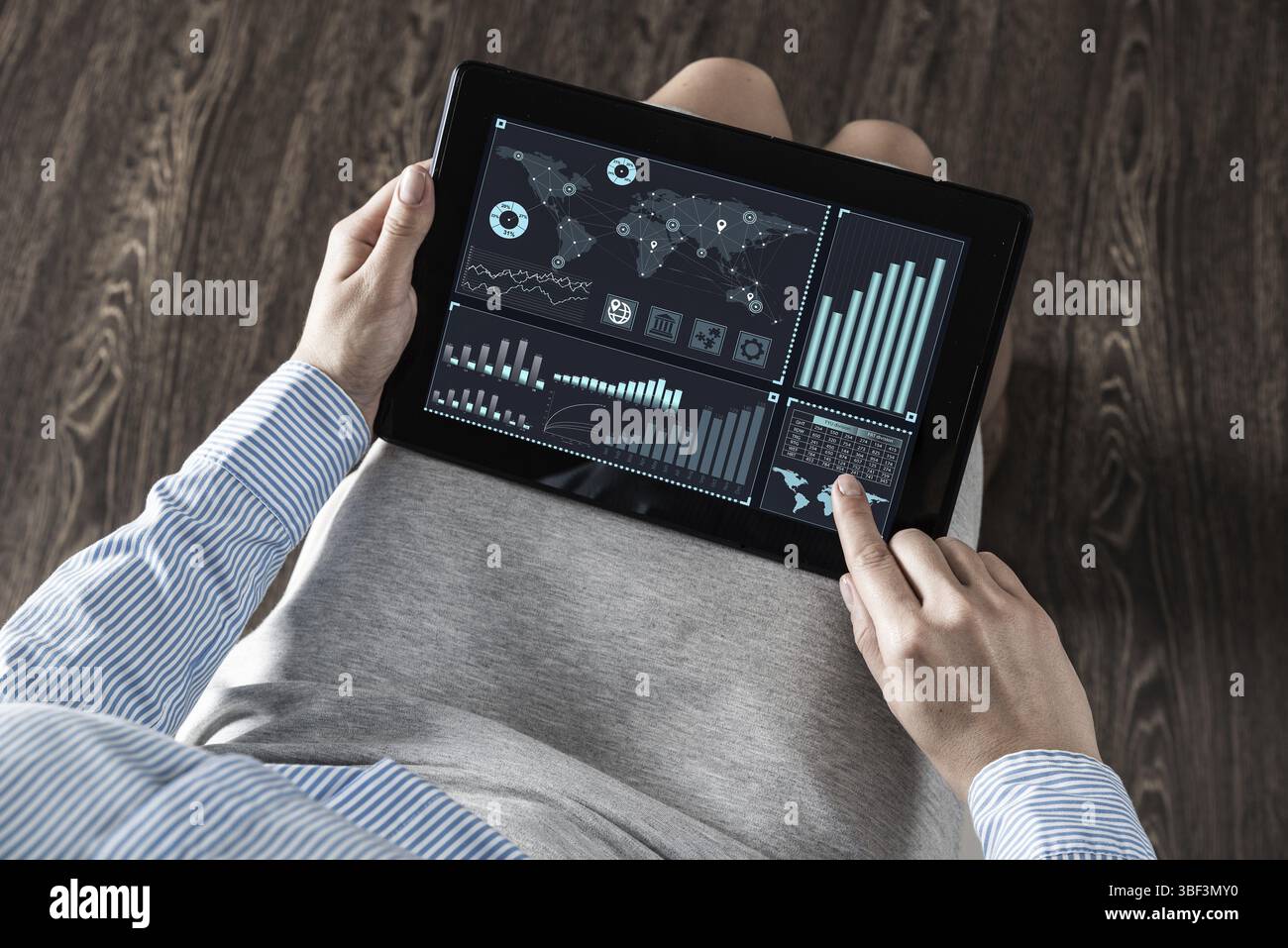 Donna d'affari in primo piano con un computer tablet in grembo Foto Stock