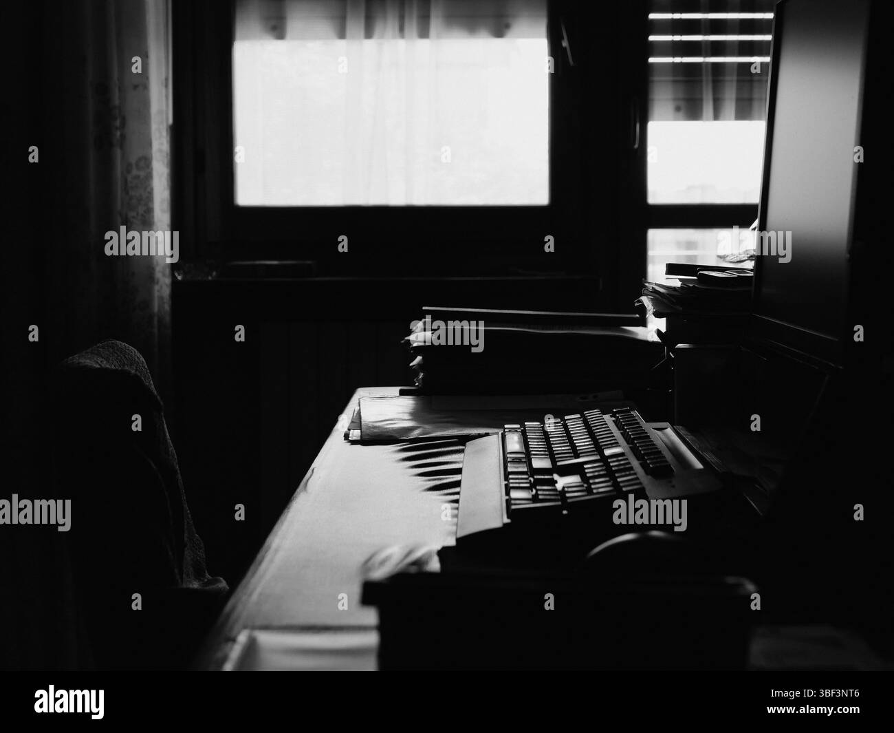 ufficio vuoto con pc desktop in bianco e nero Foto Stock