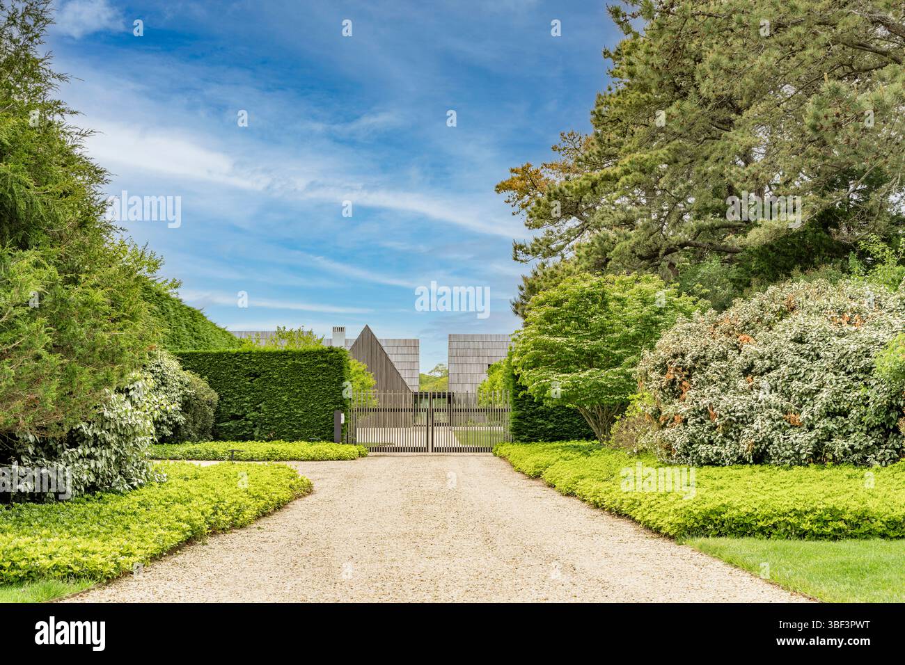 vialetto recintato in una casa costosa nella zona est di hampton, new york Foto Stock