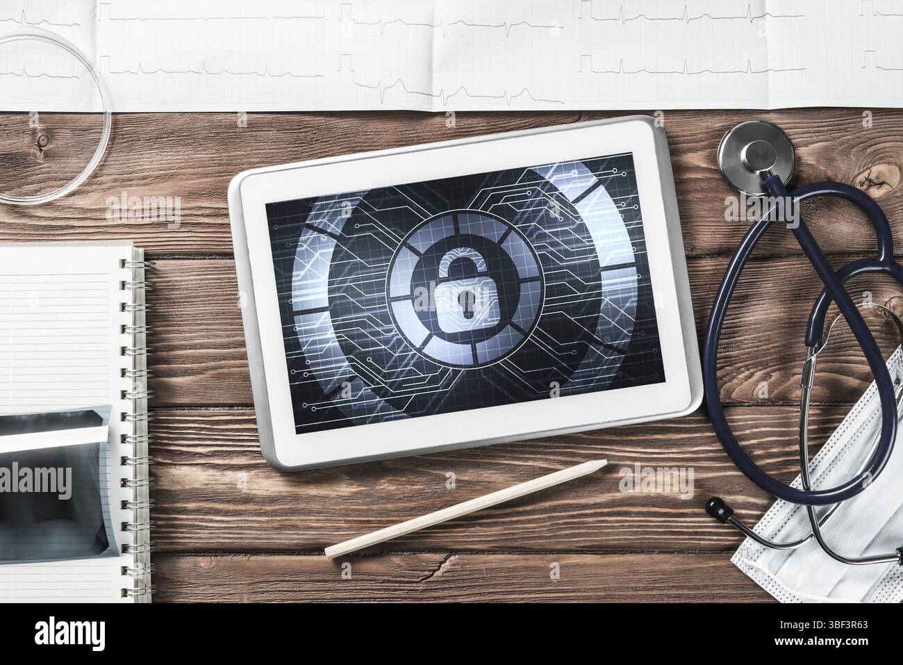 Sicurezza Web e concetto di tecnologia con tablet pc su un tavolo di legno Foto Stock