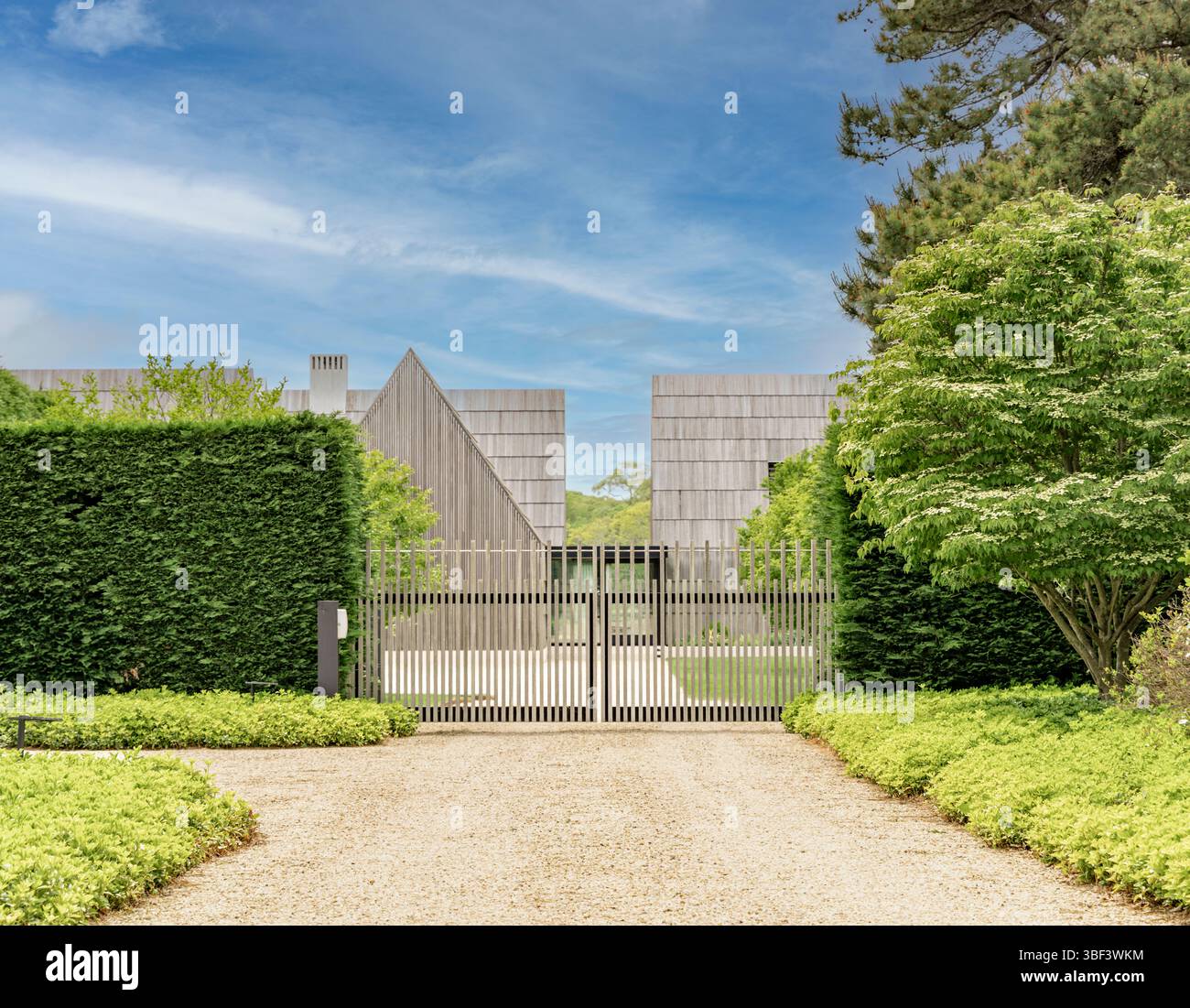 vialetto recintato in una casa costosa nella zona est di hampton, new york Foto Stock