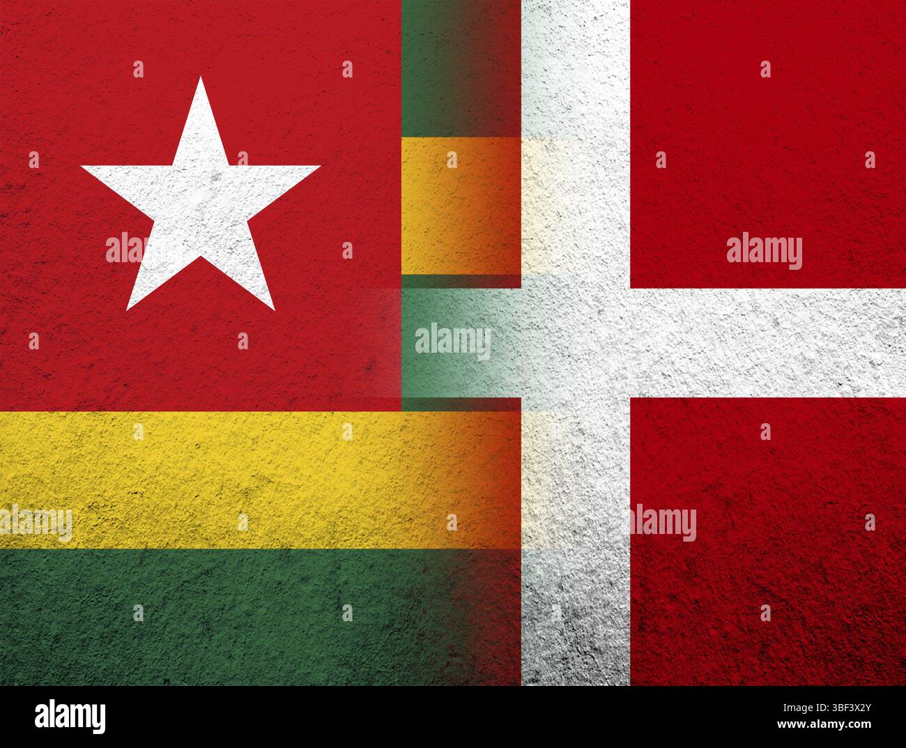 Regno di Danimarca bandiera nazionale con la Repubblica del Togo bandiera nazionale. Grunge sfondo Foto Stock