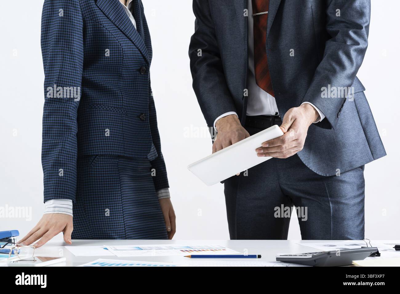 Concetto di lavoro di squadra aziendale con gli uomini d'affari. Scrivania con grafici finanziari. Orario della riunione di lavoro nella sala conferenze. Presentazione e discussione Foto Stock