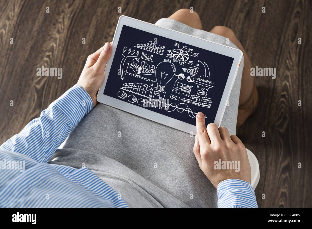 Primo piano, la donna d'affari con il tablet. Concetto di pianificazione aziendale Foto Stock