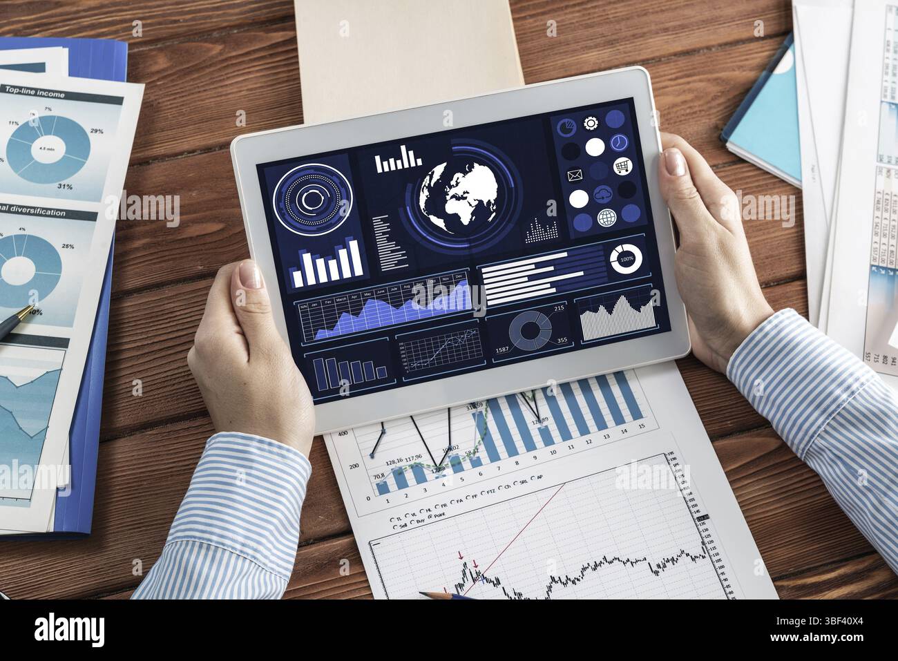 Primo piano, la donna d'affari con il tablet. Concetto di finanza e tecnologia Foto Stock