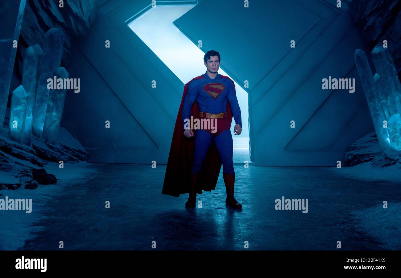 DATA DI RILASCIO: 11 luglio 2025. TITOLO: Superman. STUDIO: DC Studios. DIRETTORE: James Gunn. TRAMA: Segue il supereroe titolare mentre concilia la sua eredità con la sua educazione umana. Egli è l'incarnazione della verità, della giustizia e del modo americano in un mondo che lo vede come antiquato. PROTAGONISTA: DAVID CORENSWET nel ruolo di Clark Kent Superman. (Immagine di credito: © DC Studios/Entertainment Pictures/ZUMAPRESS.com) SOLO PER USO EDITORIALE! Non per USO commerciale! Foto Stock