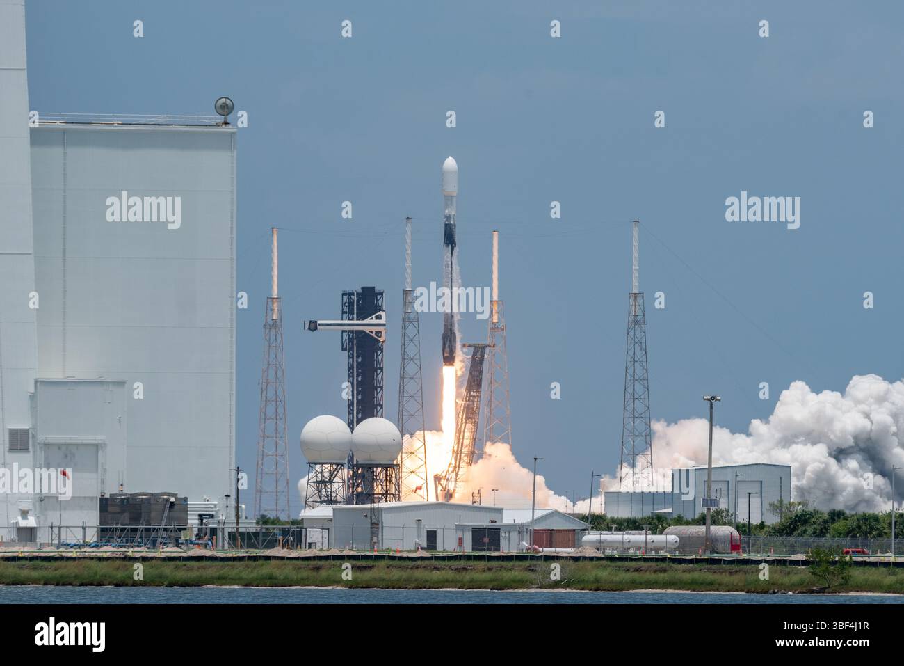 30 maggio 2025: Uno SpaceX Falcon 9 lancia la missione GPS III-7 per la US Space Force da SLC-40 alle 13:37. Credito: Brandon Moser/Alamy Live News Foto Stock
