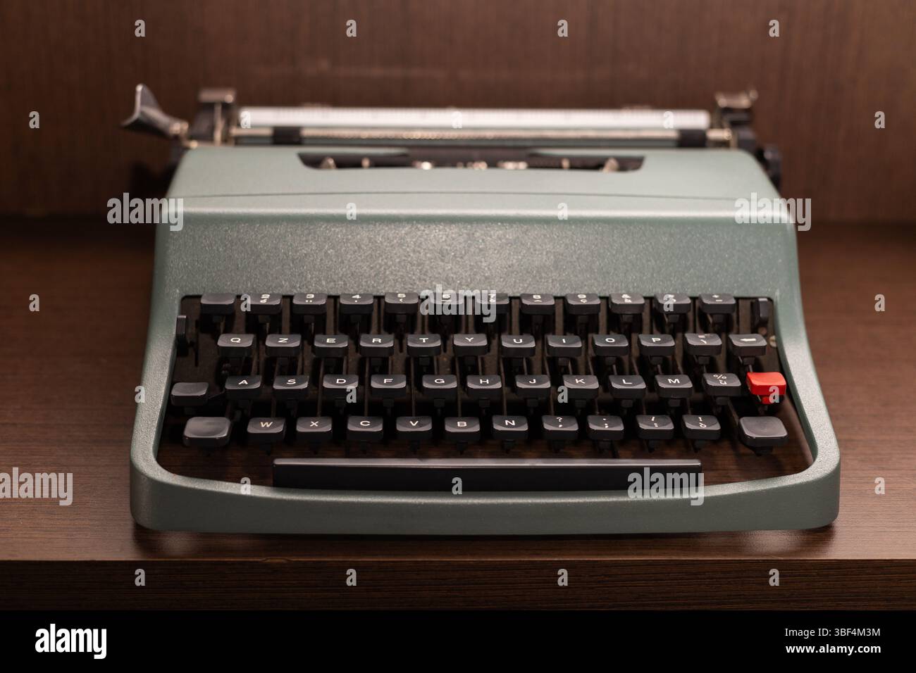 Primo piano dettagliato di una macchina da scrivere d'epoca con le sue chiavi classiche e parti in metallo. Questa immagine nostalgica evoca una creatività senza tempo e uno stile retrò Foto Stock
